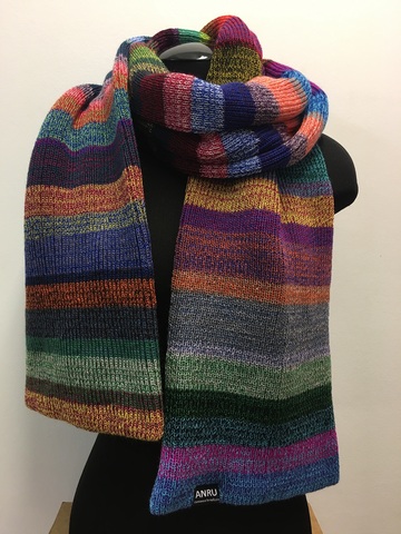 Классический двойной шарф с разноцветными полосками различного размера.