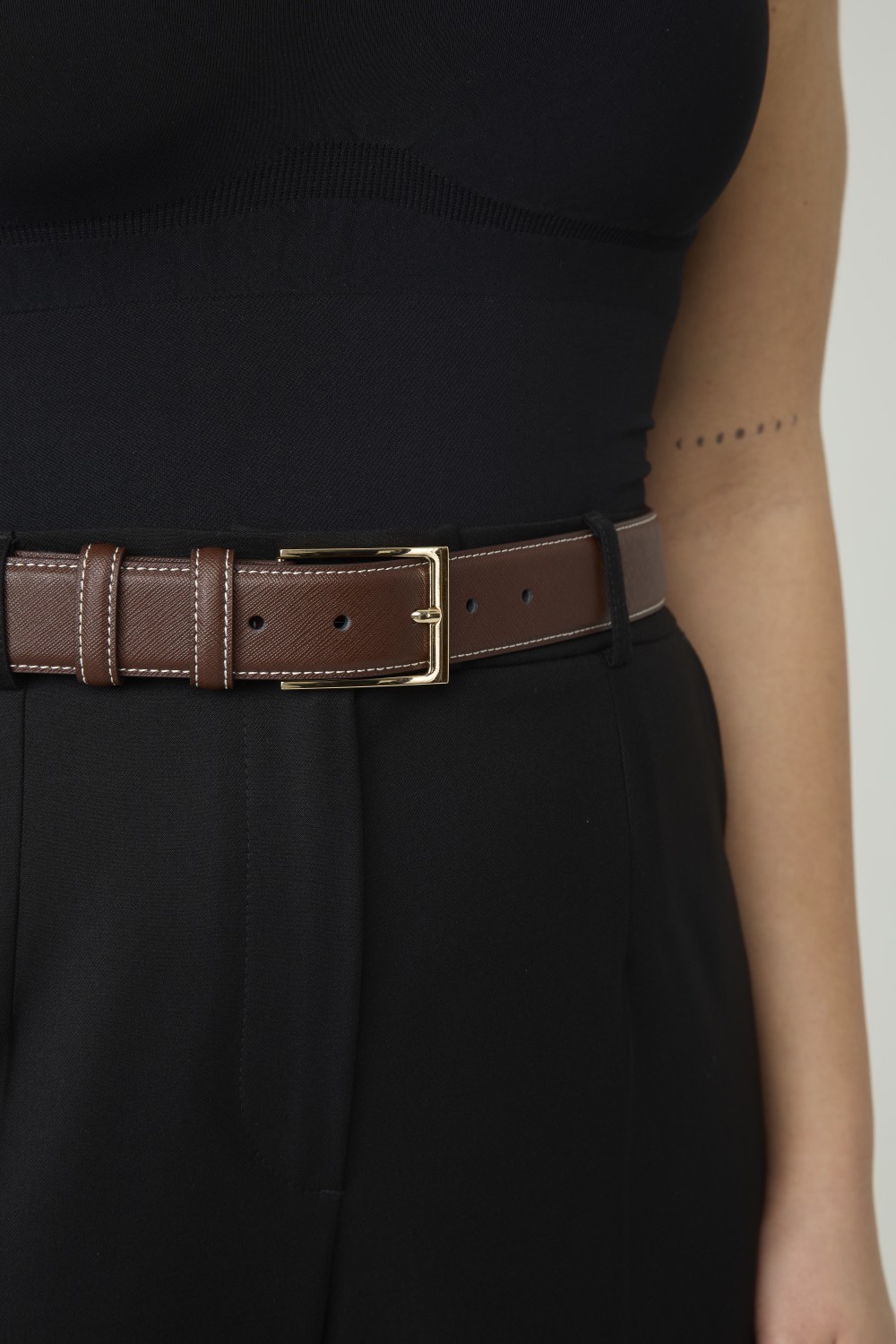 Классический ремень из кожи saffiano c контрастной отстрочкой, 35 мм, коричневый