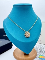 kole-chanel-s-podveskoj-roza-kollekciya-bouton-de-camelia-white-vgold