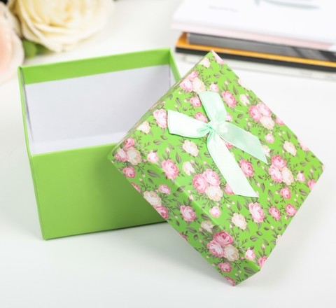 Подарочная коробка зелёная 9х9х6см