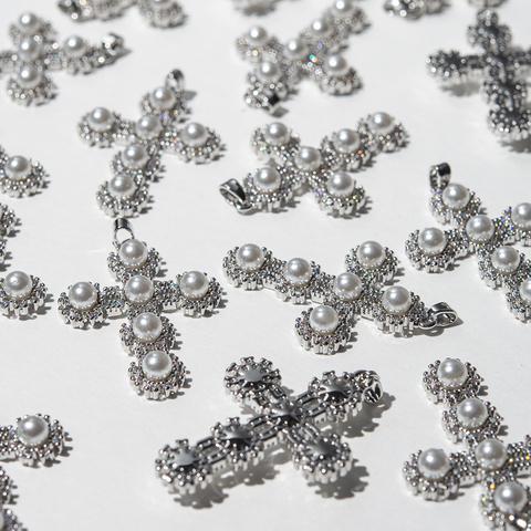 Подвеска с бейлом "Крест", хрустальный жемчуг, фианиты, 39*27,5мм, родирование