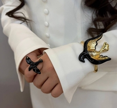 84577 - Кольцо ГОЛУБЬ МИРА с эмалью белой/черной в стилистике SCHIAPARELLI