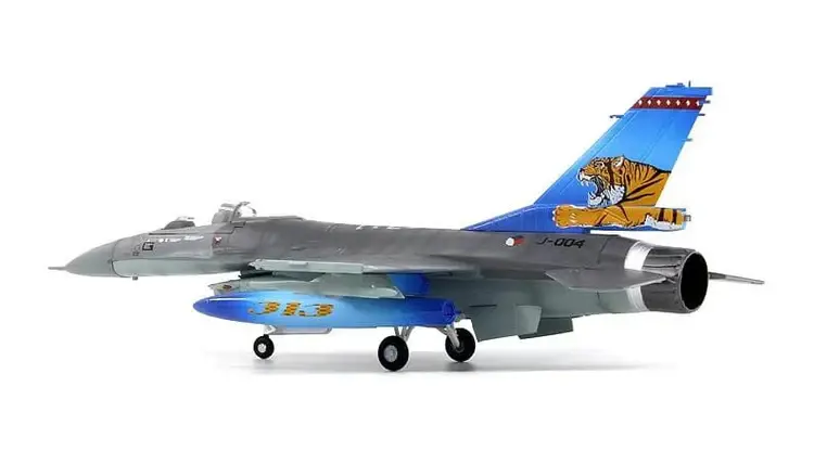Модель Истребитель F-16 A/C Tiger Meet масштаб 1:72