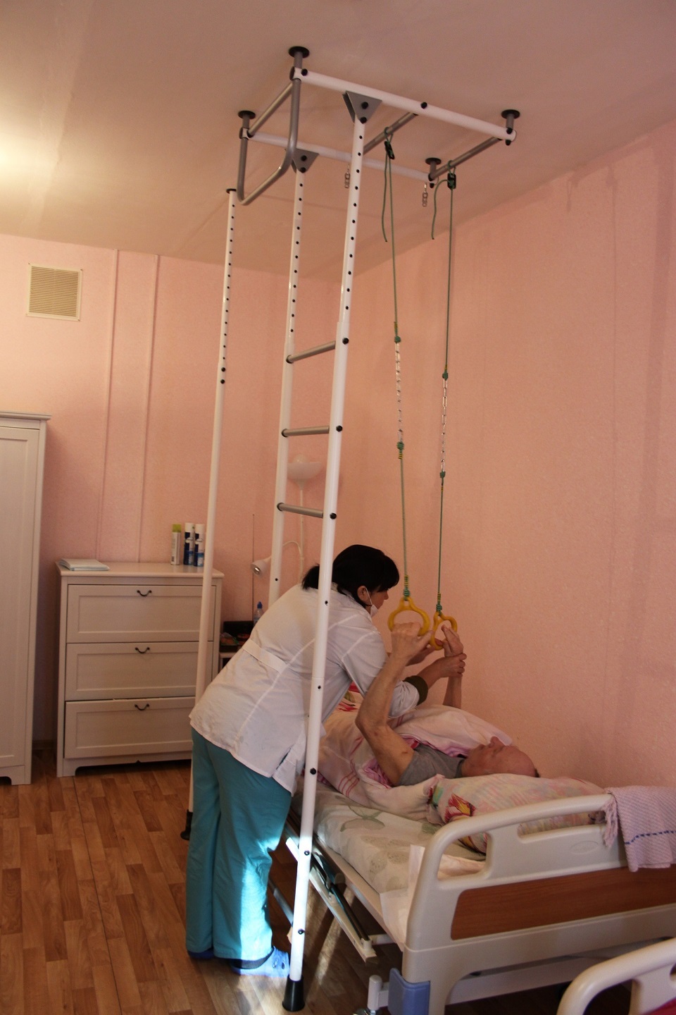 Реабилитация лежачих больных voronezh pansionat ru. Приспособления для лежачих больных. Тренажеры для лежачих больных. Приспособление для поднятия лежачих больных. Приспособление для подъема лежачих больных с кровати.