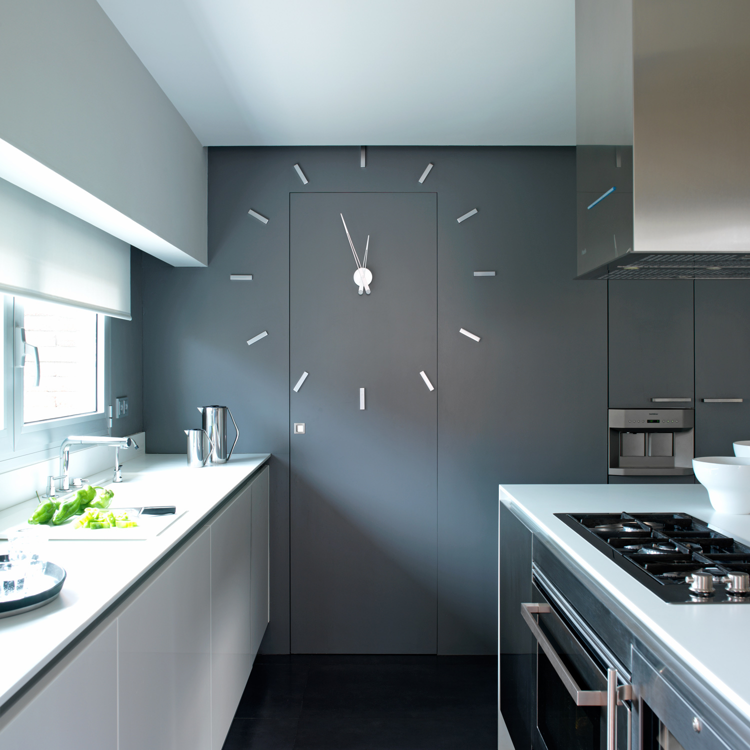 Настенные часы в интерьере кухни
