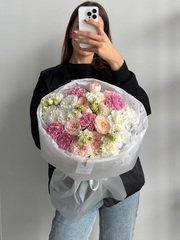 Букет из кустовых пионовидных роз, кустовых пионовидных роз и лизиантуса