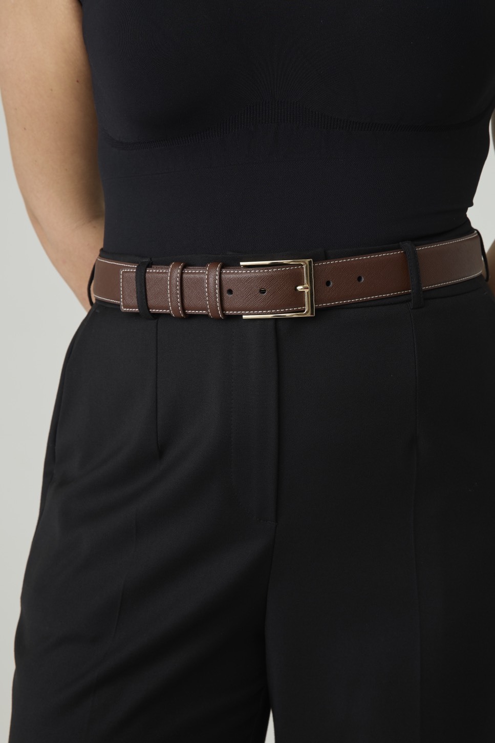 Классический ремень из кожи saffiano c контрастной отстрочкой, 35 мм, коричневый