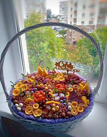 Корзина со свежими сухофруктами