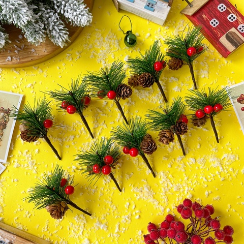 Еловая ветка с ягодами и шишками, еловая лапка искусственная, декор зимний 9 см, набор 10 шт