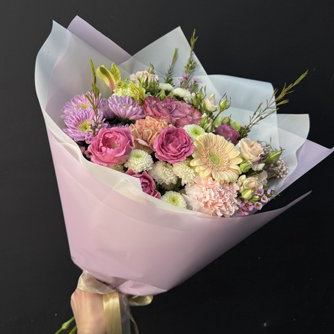 Букет из микса роз и хризантем с герберой и диантусами