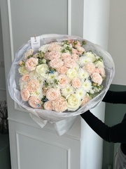 Гранд букет из кустовых пиновидных роз, оксипеталума, диантусов и маттиолы