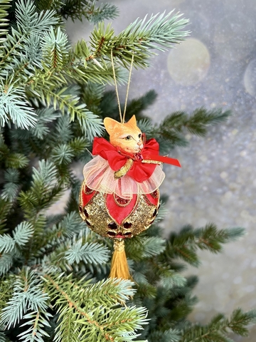 Елочная игрушка Кот на шаре с кисточкой 23см ChristmasDeLuxe premium collection красно-золотой