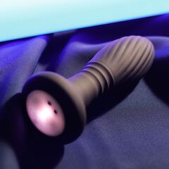 Черная анальная пробка с вибрацией и LED-подсветкой