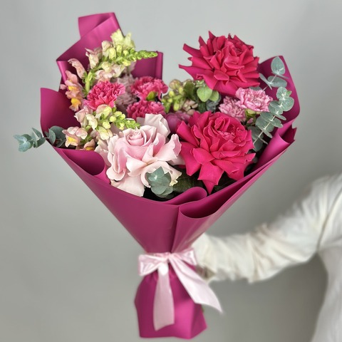Букет с розово-малиновыми розами (М)