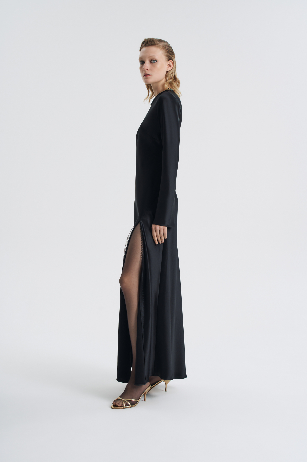 Платье с разрезом и кружевом