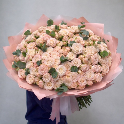 Букет из 51 шт кустовых пионовидных роз и эвкалипта в упаковке