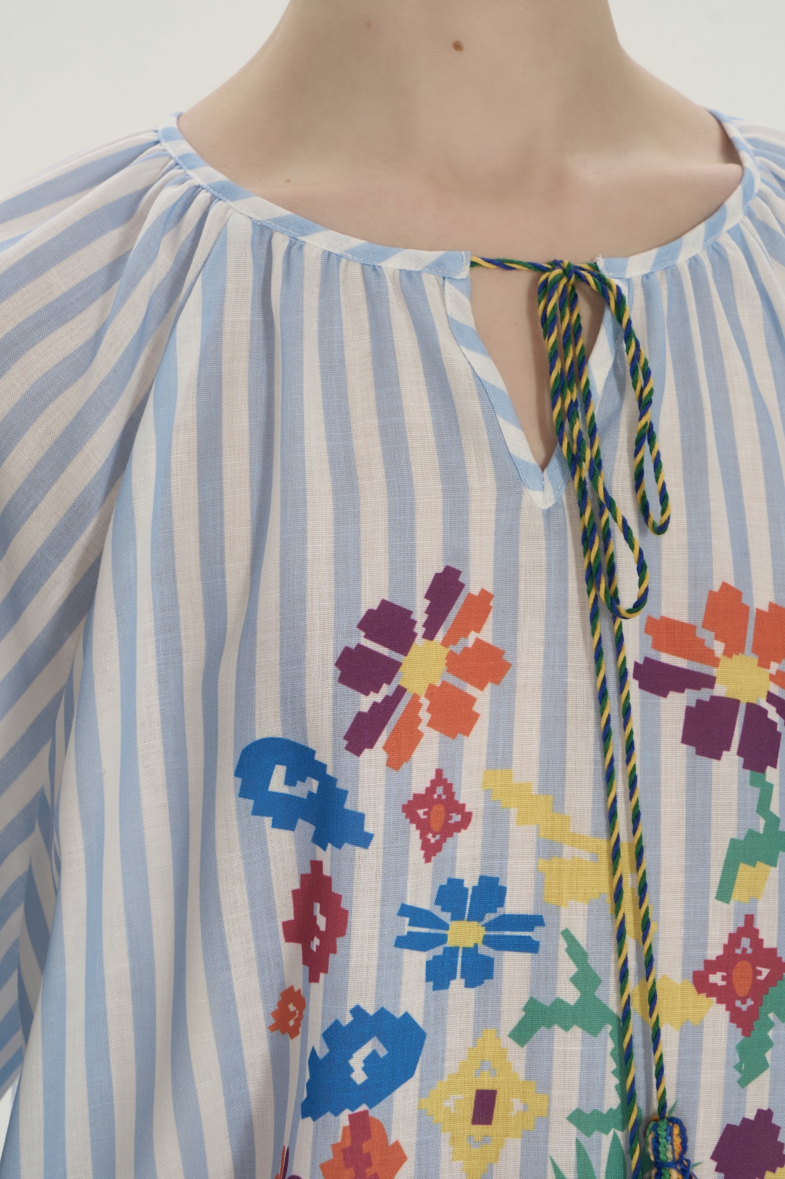 Блуза с цветами и кистями