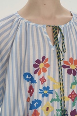 Блуза с цветами и кистями