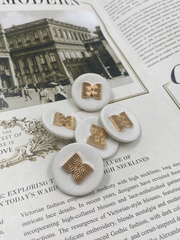 Пуговицы текстильные белые с золотом