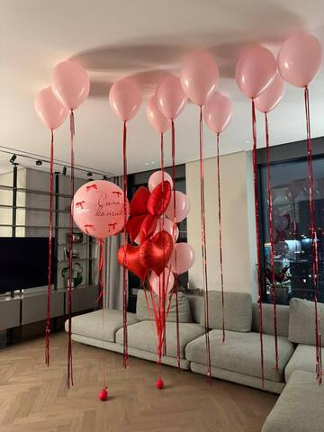 Оформление розовыми шарами с красным бантом Новосибирск | Wonderball-project.ru