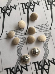 Пуговица обтяжная на ножке с проколом (Ткань/металл, 16, Светло-бежевый фон/мелкий белый горох)