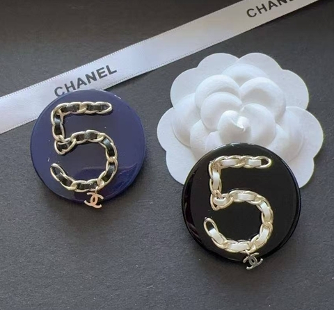 Б057 - Брошь FIVE круглая в форме логотипа style by CHANEL