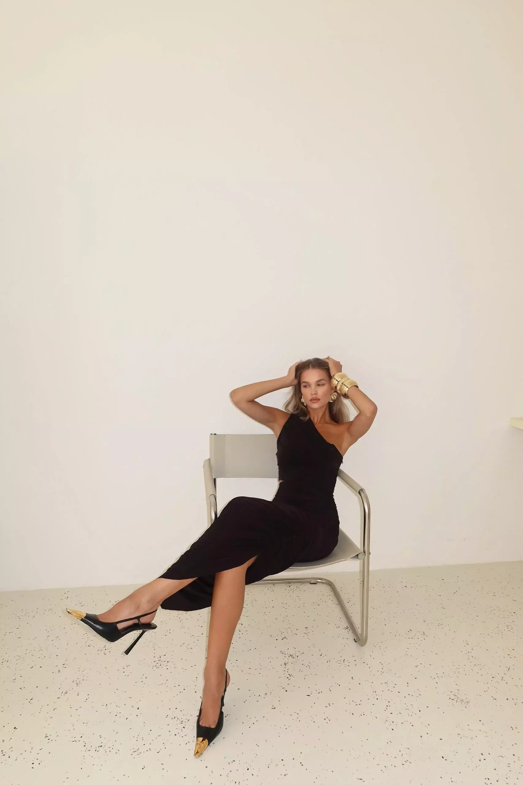 Платье со сборкой на одно плечо