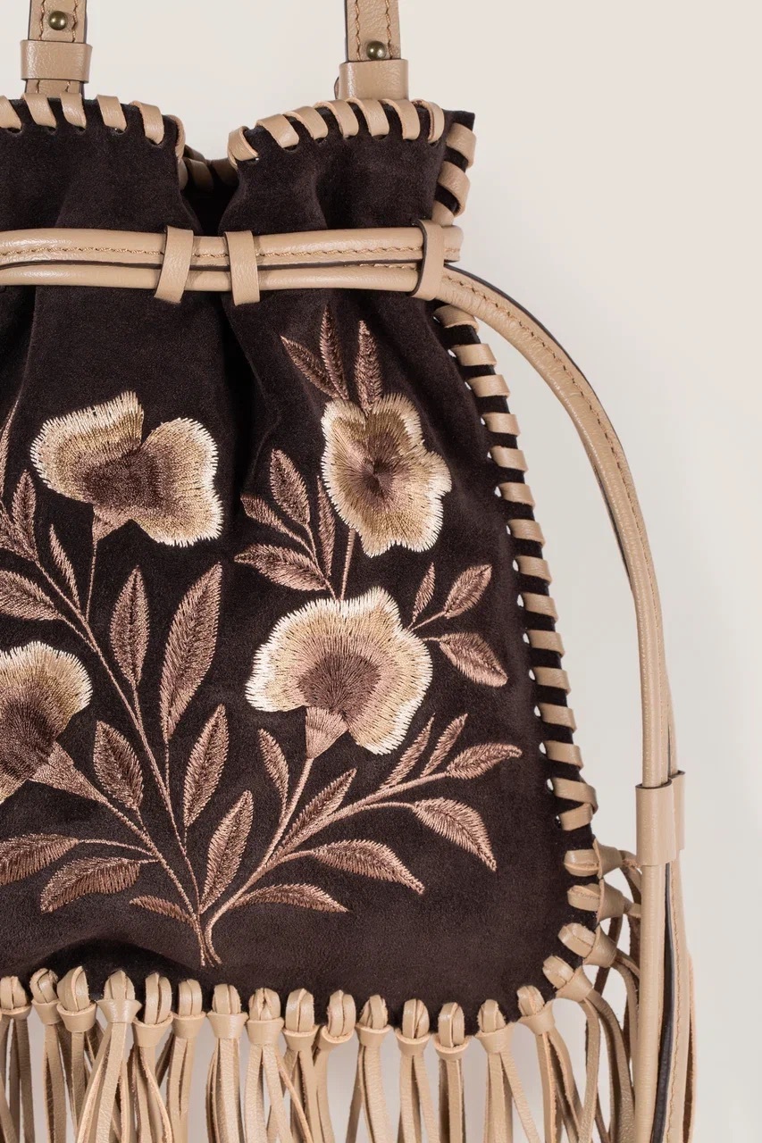 Сумка из замши с вышивкой и бахромой