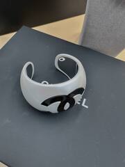 braslet-manzheta-shirokij-chanel-belyj-perlamutr-s-chernym-logo