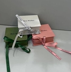 futlyar-korobka-podarochnaya-magnitnaya-s-lentochkoj-dlya-kolca-serezhek-broshi