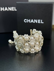 braslet-manzheta-chanel-shirokij-iz-zhemchuga