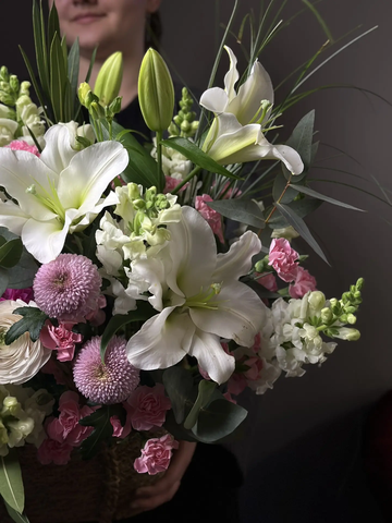 Авторская корзина цветов «Свежий взгляд на классику»