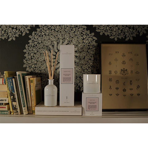 Свеча ароматическая 60ч Ambientair The Olphactory White Insignia Mystique Boughs