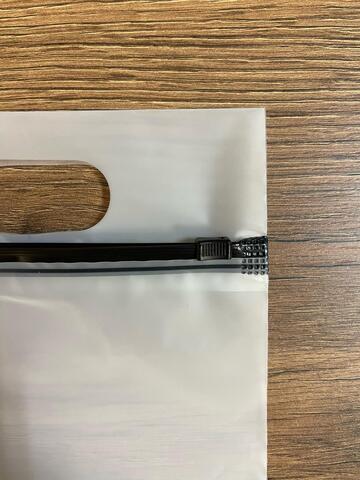 Пакет слайдер с черным бегунком и вырубной ручкой матовый 25*30 см 80 мкм