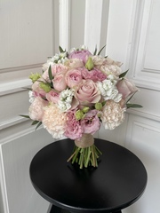 Свадебный букет из диантусов, маттиолы, пионов, эвкалипта и кустовых пионовидных роз