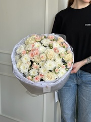 Букет из кустовых роз, одноголовых роз и хризантемы