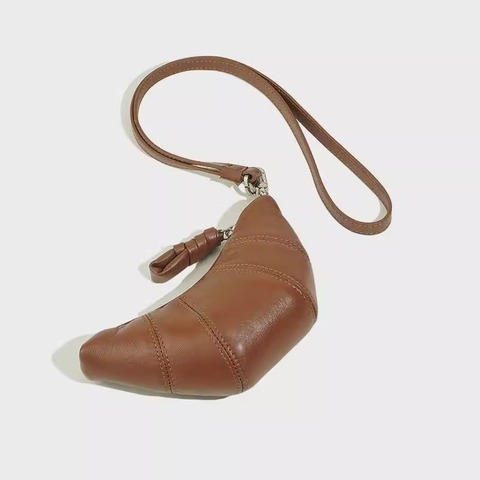 Подвес на сумку круассан коричневый B-02