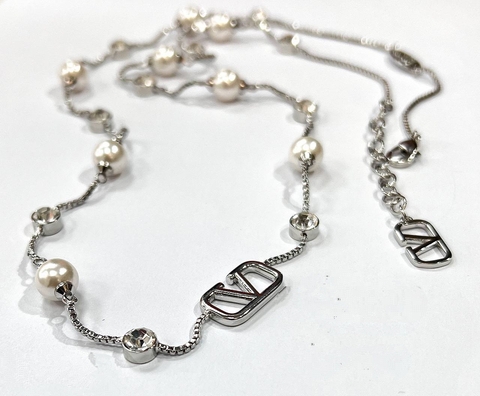 53231 - Колье-цепочкам с подвесками лого и жемчугом в стиле VALENTINO