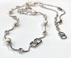 53231 - Колье-цепочкам с подвесками лого и жемчугом в стиле VALENTINO