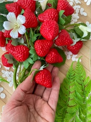 Клубника искусственная на ветке, реалистичная, пластиковая, 17-18 ягод, ветка 29 см, набор - 1 ветка