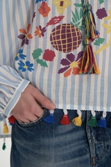 Блуза с цветами и кистями