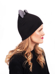 Женская черная зимняя шапочка с кошачьими ушками
