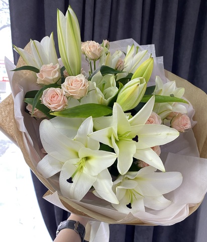 Кустовая Роза нежного розового оттенка с белой лилией