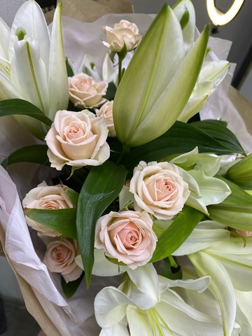 Кустовая Роза нежного розового оттенка с белой лилией