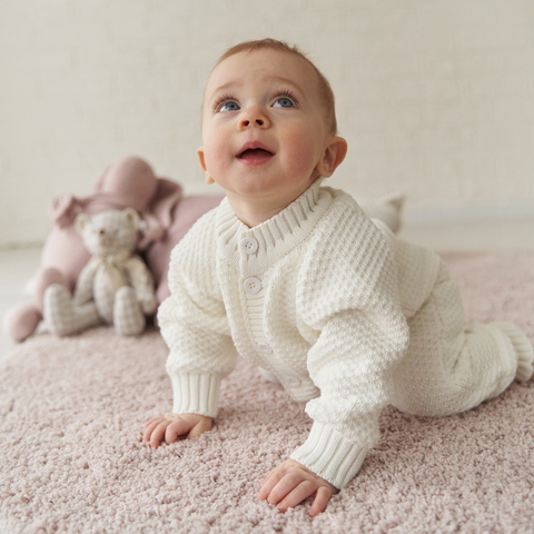 Молочный вязаный комбинезон для девочки