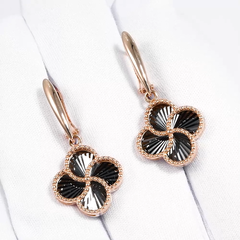 sergi-trendy-iz-zolota-585-proby-s-podveskami-klever-chernyj-s-almaznymi-granyami-giloshe