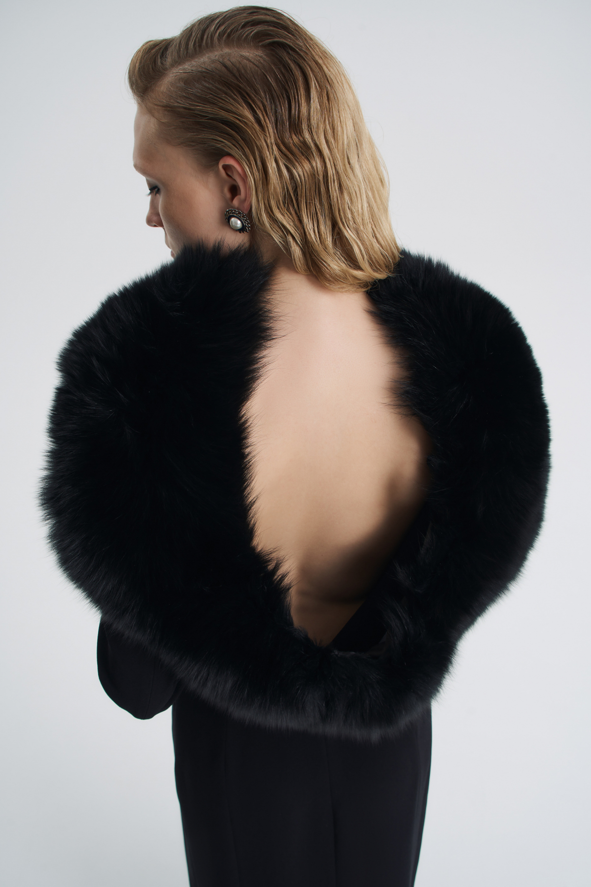 Платье в пол с вырезом на спине