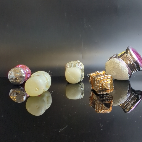 Ёлочные игрушки набор из 5 разных избушек, домики под снегом, стекло, подвесные, винтаж времён СССР 1960-1980 гг. Советские ёлочные игрушки и украшения. Состояние и комплектация на фото.