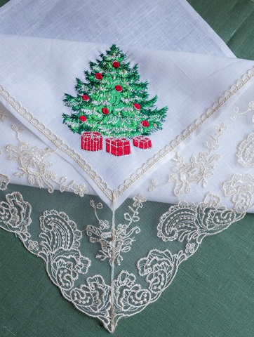 Салфетка Рождественская ель с кружевным углом