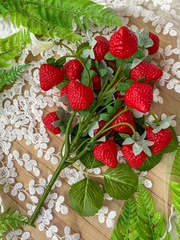 Клубника искусственная на ветке, реалистичная, пластиковая, 17-18 ягод, ветка 29 см, набор - 1 ветка